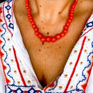 VINTAGE SPECKLED FAUX CORAL GLASS GRADUATED NECKLACE